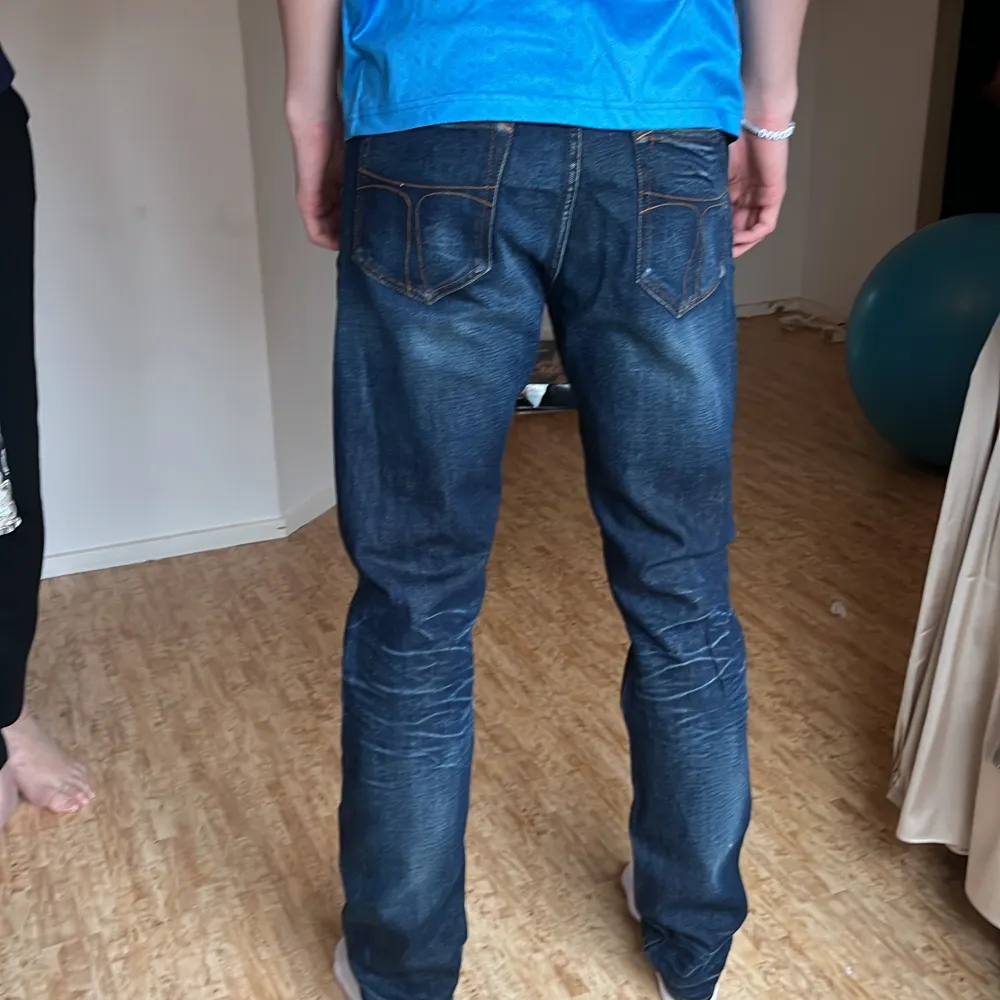 Säljer dessa fett snygga jeans från Tiger of Sweden som är nyskick!  Killen på bilden är 183! Pris kan diskuteras! Köpt för 1399kr på rea. Jeans & Byxor.