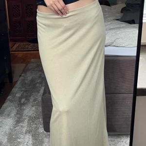 Maxikjol - Har en slit på vänster sida! Väldigt luftig och mjuk:)