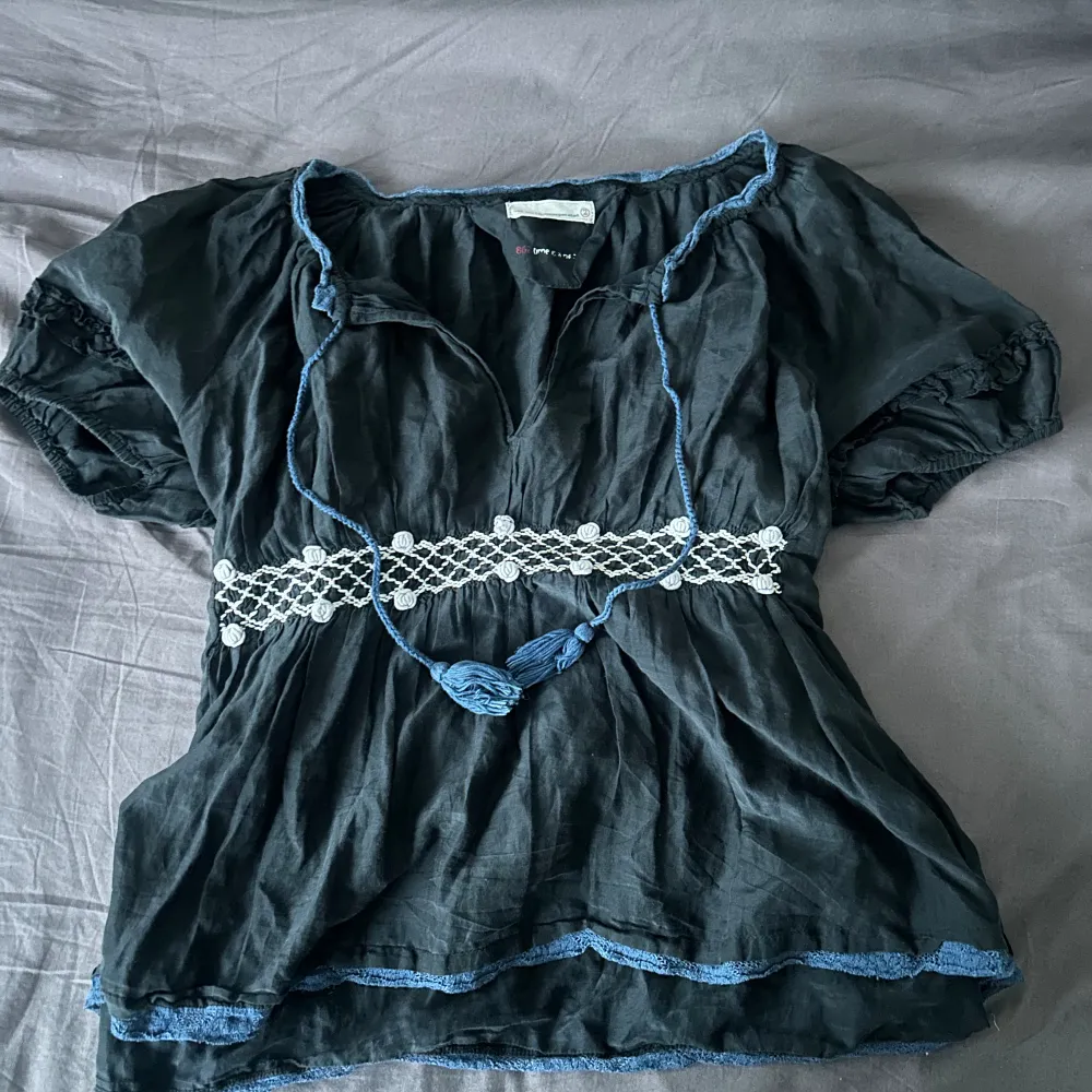 En Odd Molly tröja med fina detaljer i storlek S.. Toppar.