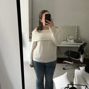 H&M offshoulder tröja - Cremevit/vit off the shoulder tröja från H&M. Små defekter i tyget. 
