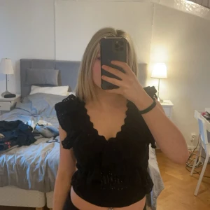 Zara stickad volang topp -  Virala zara tröja. Zara tröja med volanger i storlek xs, perfekt för sommaren. Använd en gång då jag inte tyckte om hur den satt på mig och därför säljer jag vidare. Säljer för 250kr. Har en i vit också, skriv om bilder för den om du är intresserad 