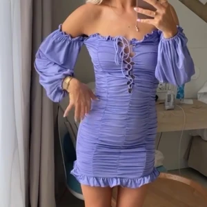 Pastellila klänning  - Skitsöt klänning endast använd någon gång, strl S men stretch så passar XS-M. Sitter så fint på kroppen.  