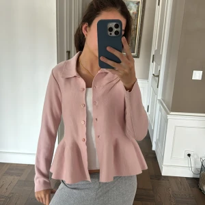 Söt rosa kofta - Säljer denna super söta rosa koftan, använd fåtal gånger💕💕