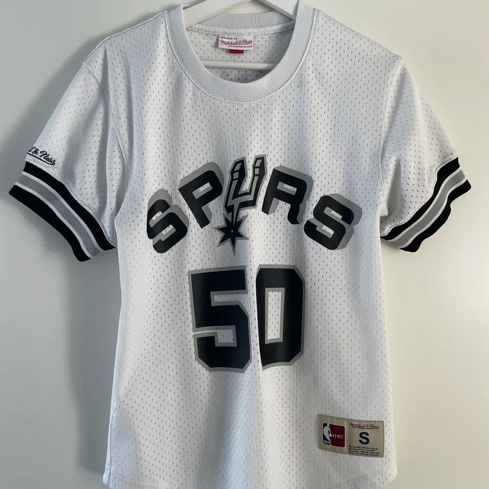 En unik NBA t-shirt av Spurs och spelaren ”Robinson” i storlek S. Den är i väldigt bra skick och knappt använd. Den är äkta och inköpt från kennedies förra sommaren.. T-shirts.