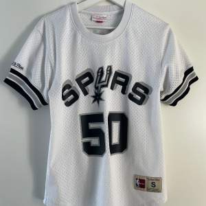 En unik NBA t-shirt av Spurs och spelaren ”Robinson” i storlek S. Den är i väldigt bra skick och knappt använd. Den är äkta och inköpt från kennedies förra sommaren.