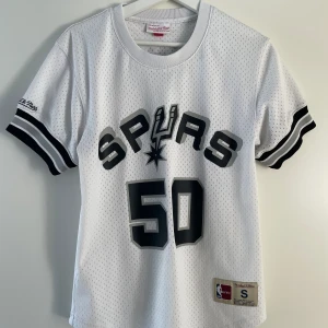 Basket t-shirt Spurs    - En unik NBA t-shirt av Spurs och spelaren ”Robinson” i storlek S. Den är i väldigt bra skick och knappt använd. Den är äkta och inköpt från kennedies förra sommaren.