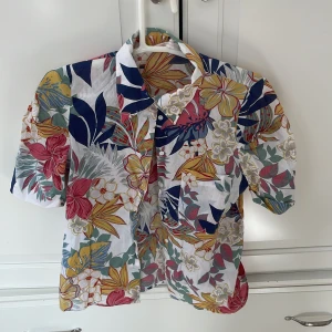 Blommig skjorta - Ficka på framsidan. Köpt secondhand. Gott skick. Katter i hemmet 