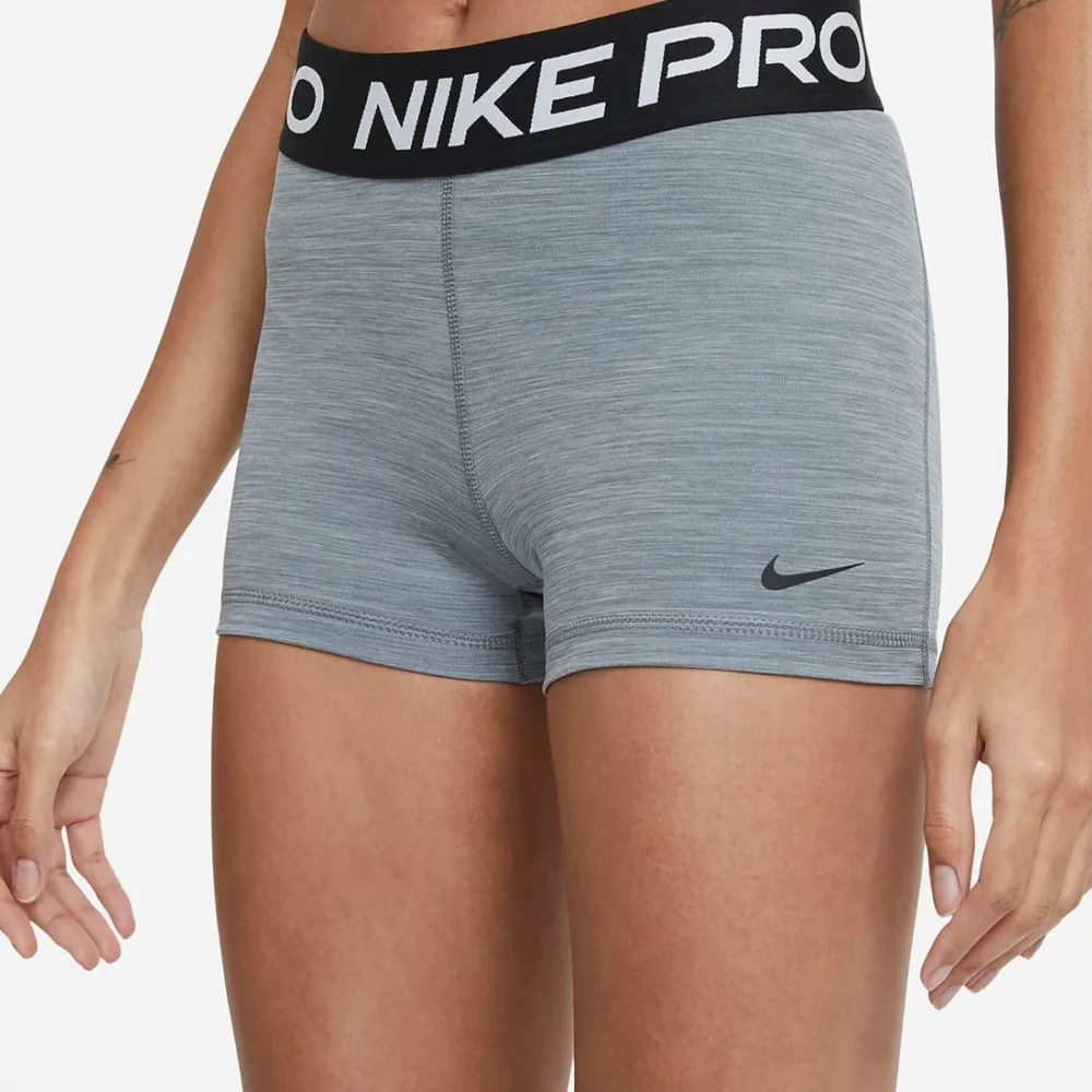 Nike pro shorts, köpt från nikes hemsida för 349kr säljs för 150kr storlek M  köptes maj 2023 och använd några ggr pga dom var för små. Shorts.