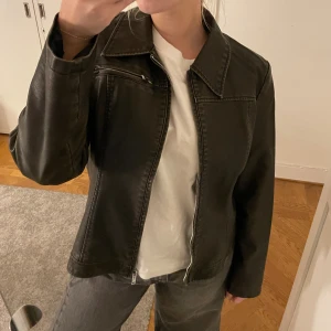 Vintage skinnjacka  - Endast använd en gång! Så i väldigt bra skick🥰😍 orginal pris 699kr