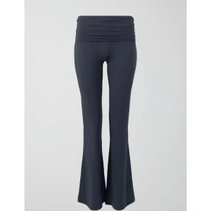 Yoga Pants - Säljer mina Yoga Pants från Ginatricot. Färgen mörkgrå. Säljer de eftersom de sällan kommer till användning. Super fina och sköna💕