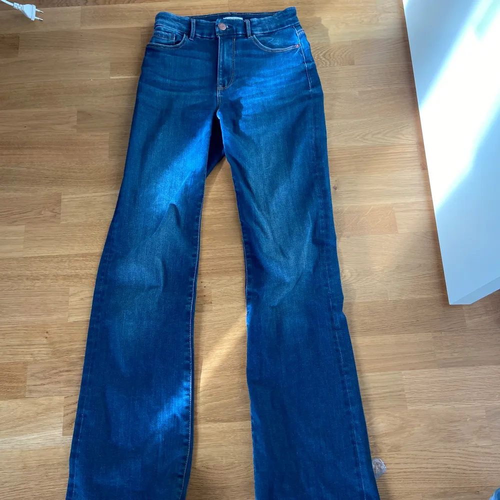 Ett par supersköna och snygga högmidjade jeans från Lindex! Köpta för 700kr och bara använda ca 2 ggr! Säljer för 499kr, pris kan diskuteras 💕. Jeans & Byxor.