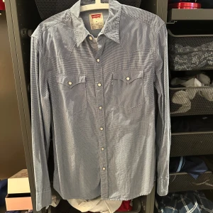 Skjorta  - Levis skjorta i bra skick. Storlek M. Skriv för fler frågor. 