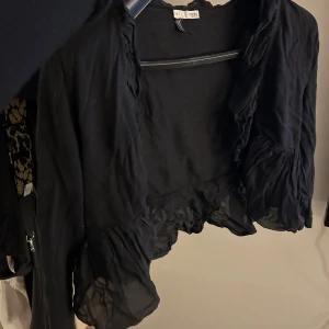 Söt kofta! - Tunn kofta med volang detaljer! Trekvartsärmad!! Skriv privat för fler bilder 💕💕