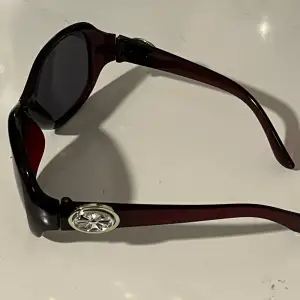 Super vintage solglasögon som har coola detaljer på sidorna! Färgen är lite oklar men i solen är de lite mörkröda typ.  Priset går att diskuteras 