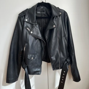 Skinnjacka Zara - Superfin skinnjacka från Zara (använd fåtal gånger) så är som i nytt skick. Passar som storlek S