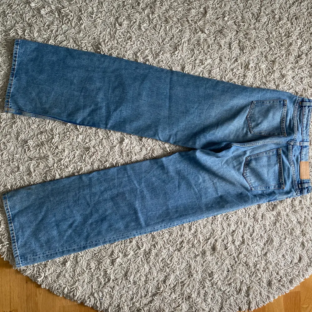 Säljer pga att dom är för små.  Använda jeans men i fint skick!  Strl 26 100kr+frakt . Jeans & Byxor.