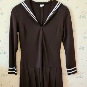 PepparkakaSailor - Sjömansklänning från myrorna. St 38. Medium. Small. Lite kort. Passar mer st 34. Vacker brun. Möts i Gbg eller på konvent. 50kr  