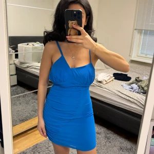 Klänning - Jätte fin klänning använd 1 gång med asymmetriskt mönster 