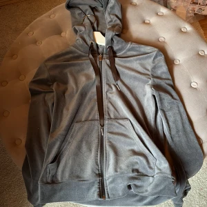 Velour hoddie - Grå Hoddie o byxor i storlek xs. Rosa Hoddie o byxor i storlek xs. Blå Hoddie s. Byxor storlek xs Brun hoddie S. Byxor xs Beige byxor storlek S 100 kr st