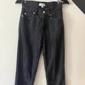 Svarta mid waist jeans från hm i stl 32. Lätta att ha på sig och i fint skick. 
