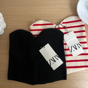 Toppar från Zara - Jag säljer två helt oanvända toppar från Zara, prislapparna finns kvar! Storlek S på båda. Normal i storleken.  Toppen är i lite tjockare ”lyxigare material” och är inte genomskinlig. Sitter på plats. 