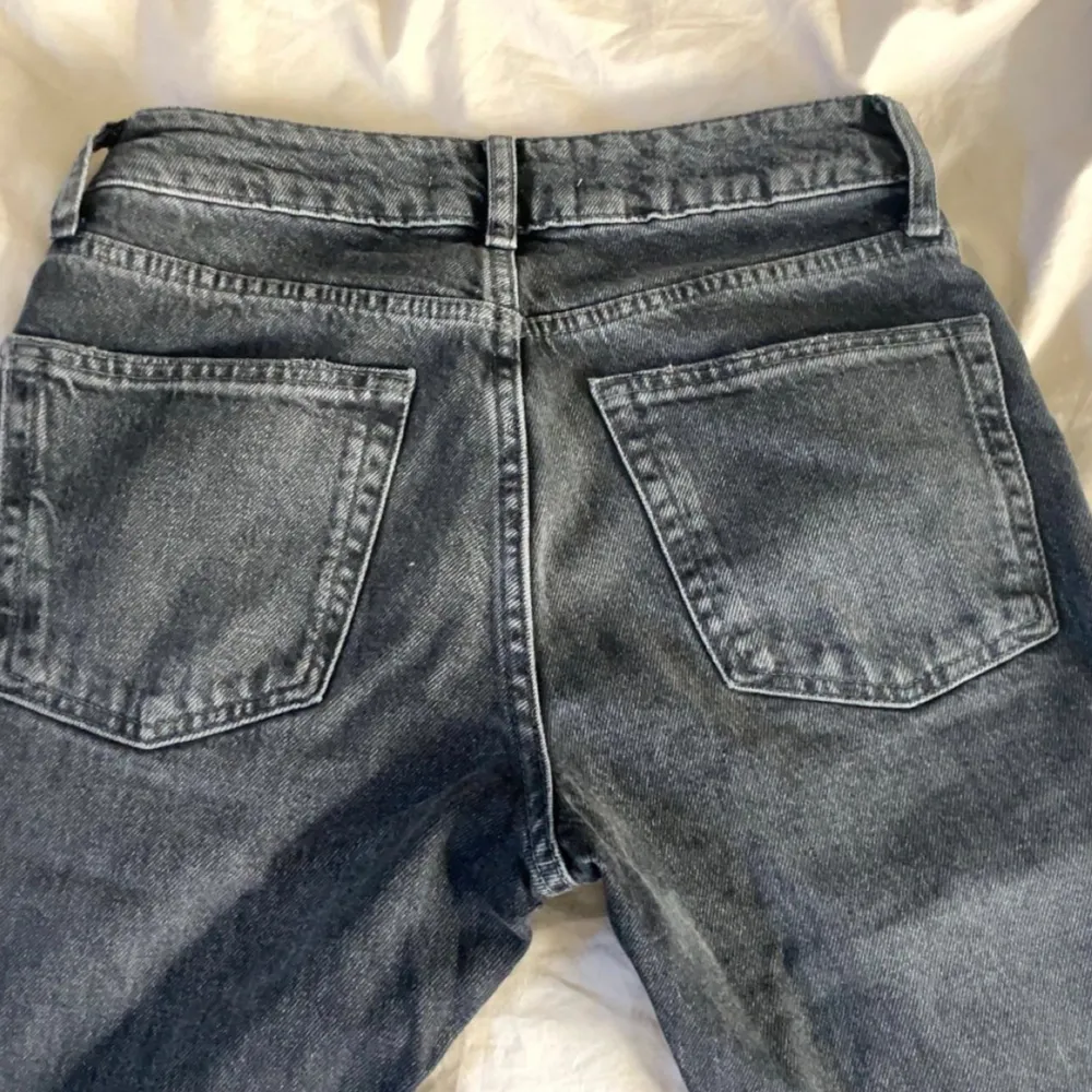 Säljer dessa svarta zara jeans i stolek 32. Skulle säga att det är mid i midjan😍 . Jeans & Byxor.