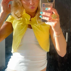 Gul bolero 🌟💛💛💛 - ❗️Lånade bilder❗️ En exakt likadan bolero i storlek M 💛💛❣️❣️Bra skick!