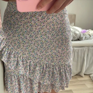 Volangkjol  - En söt volangkjol som är använt några gånger💞den slutar ovanför knäna, jag är 165 lång och det är stl S på kjolen😊