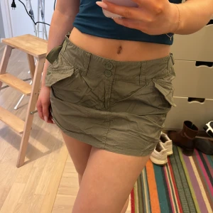 Cargo kjol - Cargo kjol väldigt sparsamt använd, superfin med justeringar i midjan!