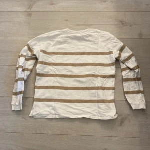 Randig tunn tröja - Jag säljer en randig tunn tröja från lager 167. Använd en gång så Inge fläckar, märken eller liknande. Det är i barnstorleken 160.