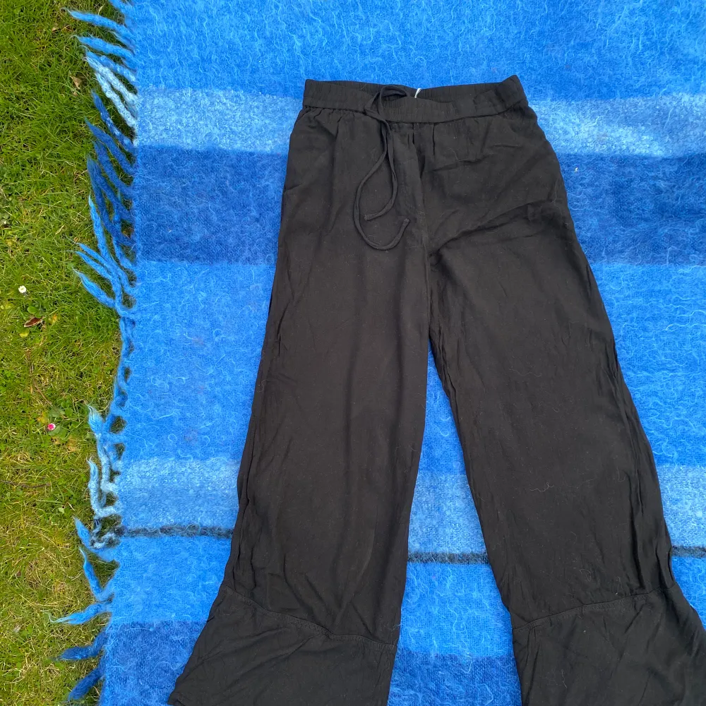 Superfina linnebyxor från Weekday! ☀️🌸 Byxorna är ca 92-98 cm långa. Fickor därframme och en ”fake”ficka där bak. Ps. De är lite skrynkliga på bilden då jag inte hunnit stryka dem.. Jeans & Byxor.