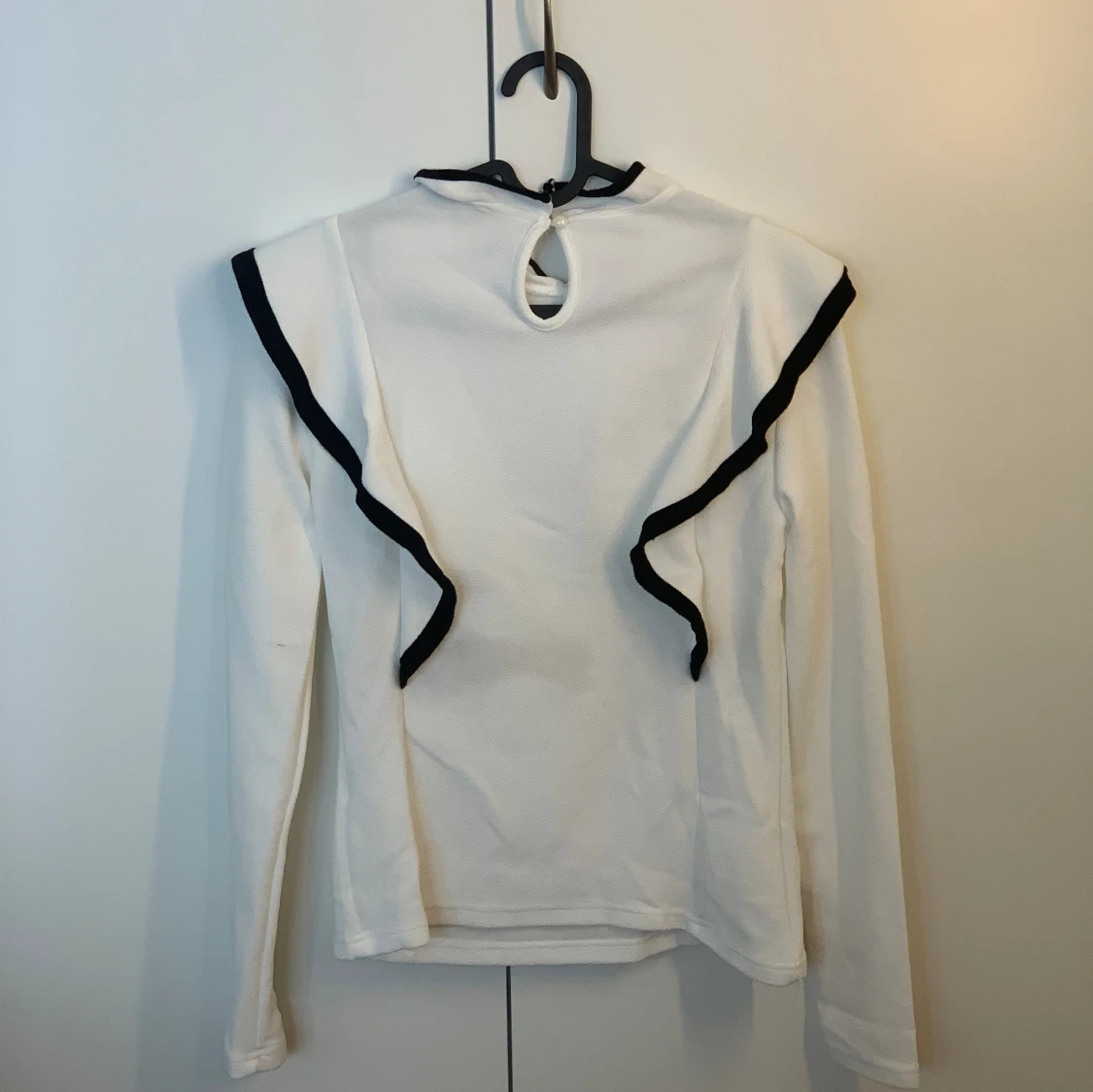 Blus med volanger  - 90