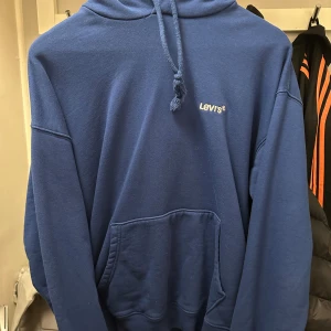Levis Hoodie - Size S, Relaxed fit. Skick 10/10 inga anmärkningar & knappt använd.