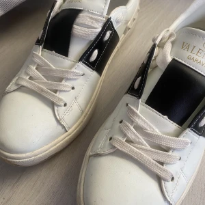 Valentino skor  - St 37, använda fåtal gånger inga defekter men kommer inte använda längre 
