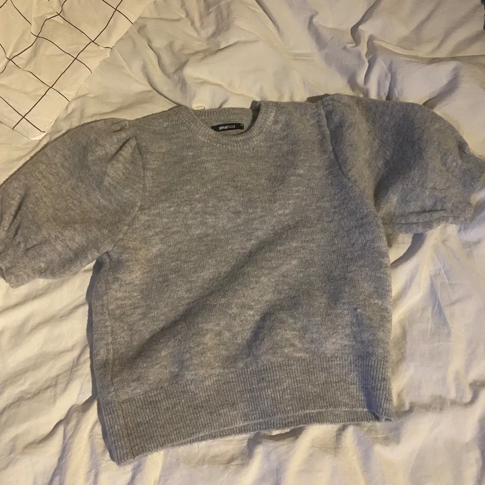 En grå tröja från Gina tricot som är i nytt skick. Har varit använd ungefär 2 gånger och har Insett att jag inte gillar den. Original priset var 399 säljer för 299🩷🩷🙌🏼. Tröjor & Koftor.
