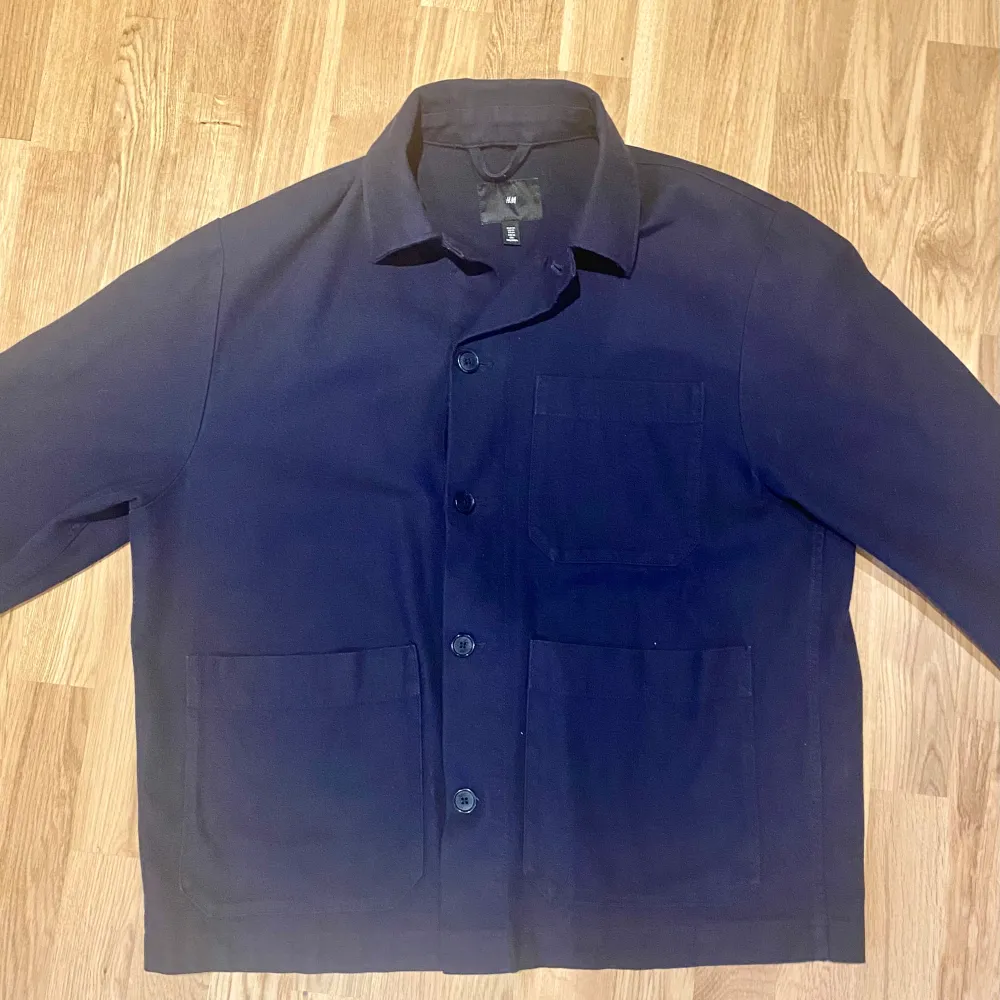 Säljer denna overshirt jackan i marinblå från hm som passar perfekt nu inför våren!. Jackor.