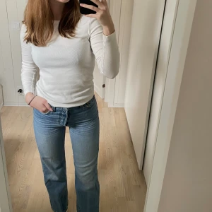 Levi’s jeans  - Jag säljer mina blå Levi’s jeans. De passar mig bra som normalt har storlek 36/S. Säljer billigt pågrund av rensning inför flytt! Nypris 1200. Skriv gärna för fler frågor eller mått🤍