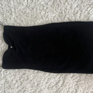 Klänning - Urringad klänning (bandeau) från hm. Finns ej längre på hemsidan🩷 Storlek xs, lapp kvar!🙌