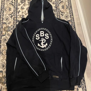 Oversized Hoodie - Oversized hoodie i storlek L, vet ej märket. Har en liten fläck från blekningsmedel.