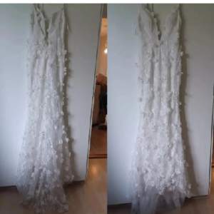 Mer info på bild 2! Vacker brudklänning med 3d blommor. Perfekt för den udda/bohemiska bruden.
