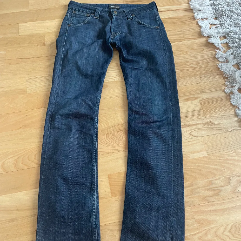 Lågmidjade Lee jeans inköpa second hand. Storlek 28 men passar även för mig som har 26 i vanliga fall, så små i storleken. Inga tydliga defekter men använda ganska mycket🫶🏻 . Jeans & Byxor.