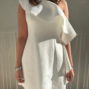 Vit klänning  - Vit klänning som är perfekt till studenten eller skolavslutningen! Storlek 40. 