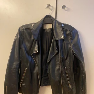 Skinnjacka  - Skinnjacka från vila, använd någorlunda mycket men fortfarande i fint skick. 