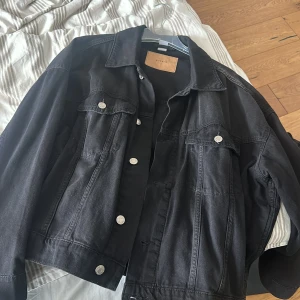 Jeansjacka  - Säljer denna svarta jeansjacka ja köpte våren 2022.  Använder inte längre därav säljer jag den💕 Inge defekter 