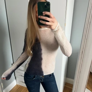 Cool tröja Weekday - Säljer den här så coola populära toppen från weekday!🤩 Den är i bra skick, perfekt nu till våren. Skriv privat om du vill köpa eller frågor💗 är i storlek xs men passar mig som vanligtvis har S
