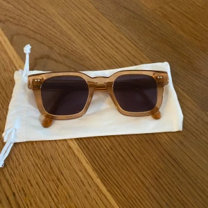 Chimi glasögon 004 - Säljer dessa chimi glasögon i färgen peach black/ orange brun. Lite mindre än 04