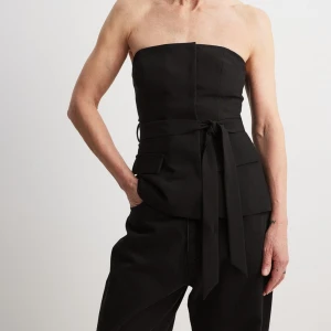 Kostymtopp - Jätte snygg topp till middag eller fest. Säljs då den tyvärr är för stor för mig.. Köpte för 499kr, kostar nu 299 på hemsidan.💞💞  Tryck gärna på köp nu!