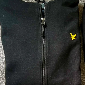 Lyle & Scott zip hoodie svart stl S - Svart Lyle & Scott zip hoodie stl S i mycket fint skick. 
