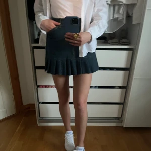 Jeanskjol med volang - Har själv sytt kjolen men den är lite för stor så säljer den.