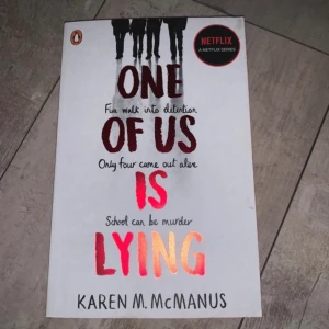 one of us is lying bok - engelsk bok köpt i london, första i bokserien. sidorna är röda på sidan! aldrig läst/använd så i bra skick!<3 skriv i dm om du har några frågor💕